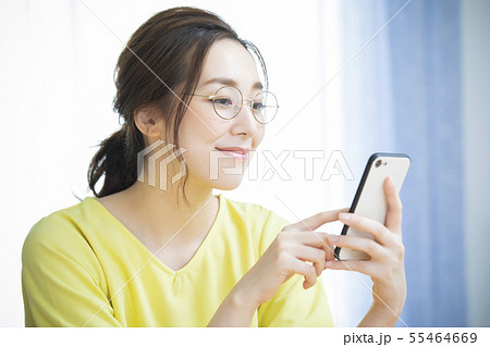 くつろぐ女性・スマートフォン 55464669