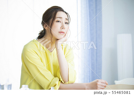 悩む女性 55465081
