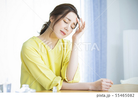 悩む女性 悩む女性 55465082