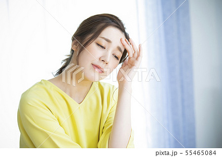 悩む女性 悩む女性 55465084