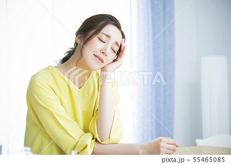 悩む女性 悩む女性 55465085