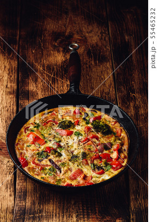Vegetable frittata with broccoli and red pepper 55465232