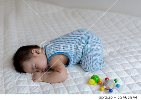 うつ伏せ 赤ちゃんの寝顔の写真素材