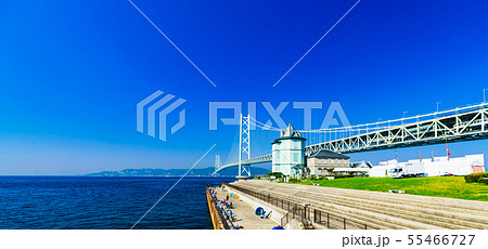 [兵庫県の風景] 快晴の青空をバックに撮影した神戸と淡路を結ぶ明石海峡大橋と移情閣（孫文記念館） 55466727