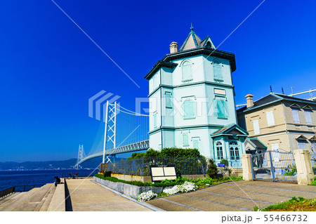 [兵庫県の風景] 快晴の青空をバックに撮影した神戸と淡路を結ぶ明石海峡大橋と移情閣（孫文記念館） 55466732