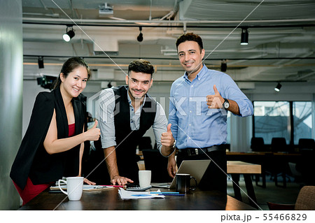 Businessmen are brainstorming in the meeting room. 55466829