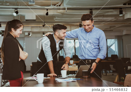 Businessmen are brainstorming in the meeting room. 55466832