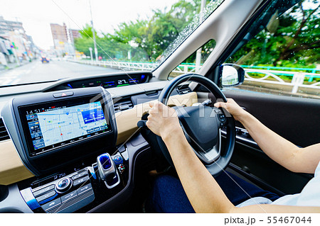 [交通イメージ] 安全運転で法定速度を守って一般道を走行する女性ドライバーのシーン（パーツカット） 55467044