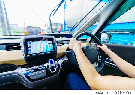 [交通イメージ] 安全運転で法定速度を守って一般道を走行する女性ドライバーのシーン（パーツカット） 55467055