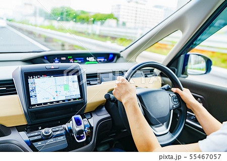 [交通イメージ] 安全運転で法定速度を守って一般道を走行する女性ドライバーのシーン（パーツカット） 55467057
