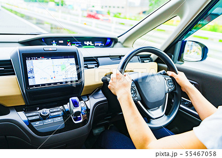 [交通イメージ] 安全運転で法定速度を守って一般道を走行する女性ドライバーのシーン（パーツカット） 55467058