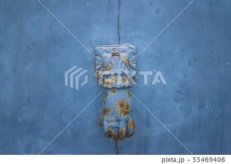 Vintage door knocker as women hand on the blue Vintage door knocker as women hand on the blue 55469406