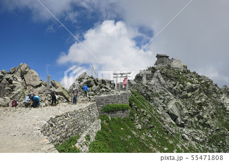 立山の頂上にある雄山神社峰本社 55471808
