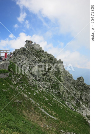 立山の頂上にある雄山神社峰本社 55471809