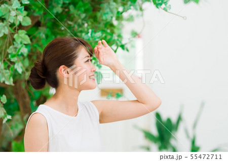 日差しと若い女性 日差しと若い女性 55472711