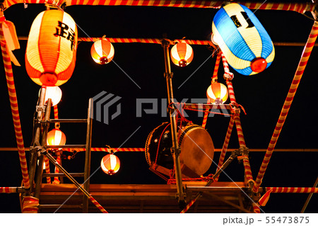 [夏の夕暮れイメージ] 提灯の明かりが郷愁を誘う，ふるさとで盆休みに開かれる盆踊り大会のシーン 55473875