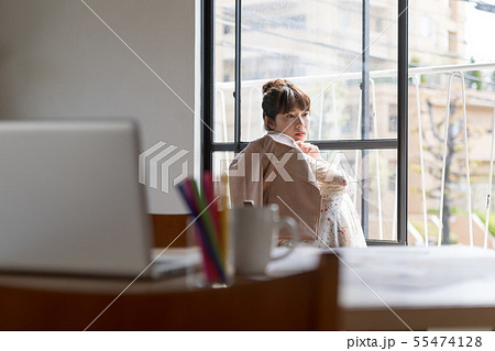 若い女性、考える、ビジネスウーマン、ベンチャー 若い女性、考える、ビジネスウーマン、ベンチャー 55474128