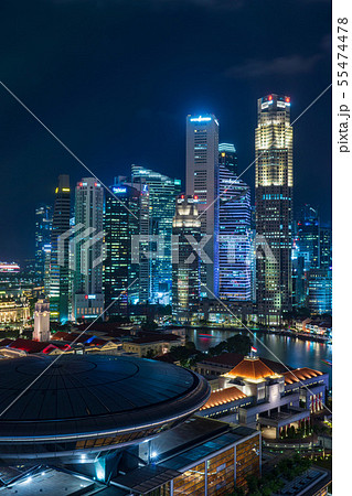 シンガポールの都市風景 夜景 縦構図の写真素材