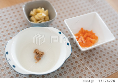 離乳食 おかゆ 育児 中期離乳食 離乳食中期 モグモグ期の写真素材