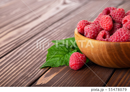 raspberries in bowl 55478079