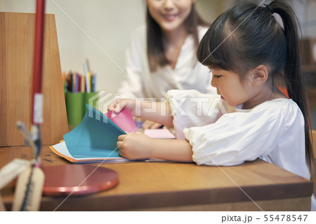 折り紙をする女の子 折り紙をする女の子 55478547