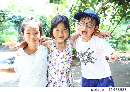 夏休み 小学生の写真素材