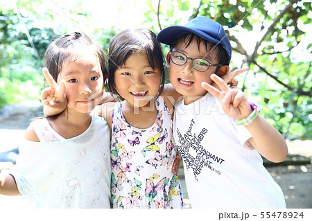 夏休み 小学生の写真素材