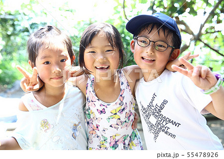 夏休み 小学生の写真素材
