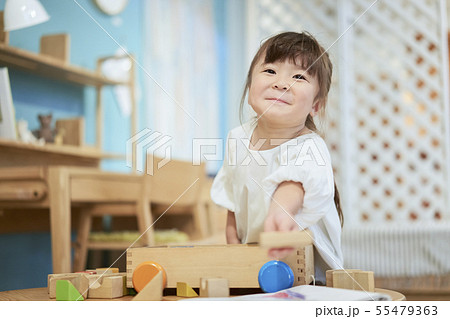 積み木をする女の子 子ども部屋 積み木をする女の子 子ども部屋 55479363
