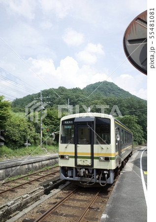 JR木次線 出雲坂根駅に停車するキハ120形気動車 55481081