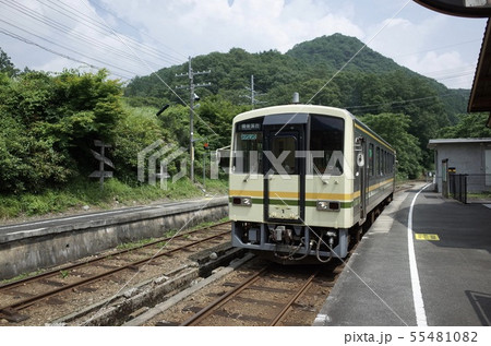 JR木次線 出雲坂根駅に停車するキハ120形気動車 55481082