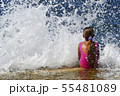 Child in front of the waves of the ocean 55481089