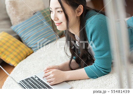 若い女性 若い女性 55481439