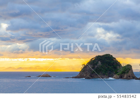 伊豆半島西海岸の夕景、堂ヶ島方面を望む、静岡県西伊豆町仁科沢田公園にて 伊豆半島西海岸の夕景、堂ヶ島方面を望む、静岡県西伊豆町仁科沢田公園にて 55483542
