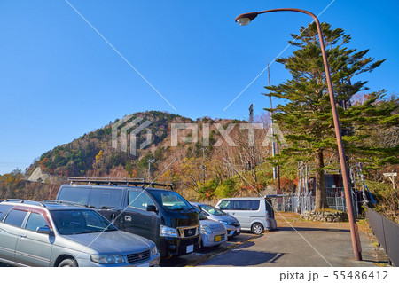日光の中禅寺湖展望台(駐車場)から半月山を見上げる 55486412