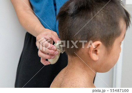幼児 散髪 バリカンの写真素材