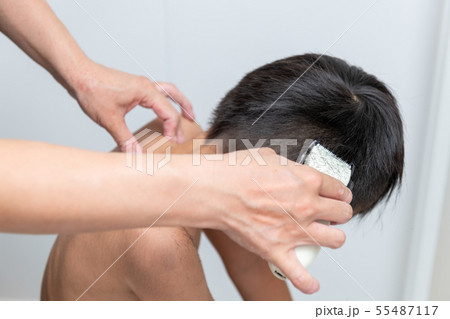 幼児 散髪 バリカンの写真素材