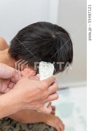 幼児 散髪 バリカンの写真素材