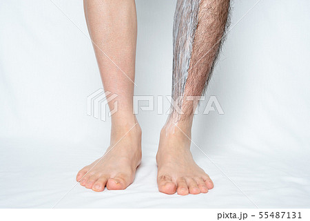 メンズ 脚脱毛 一部分に除毛クリームを塗ったイメージの写真素材