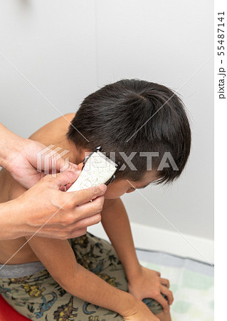 幼児 散髪 バリカンの写真素材