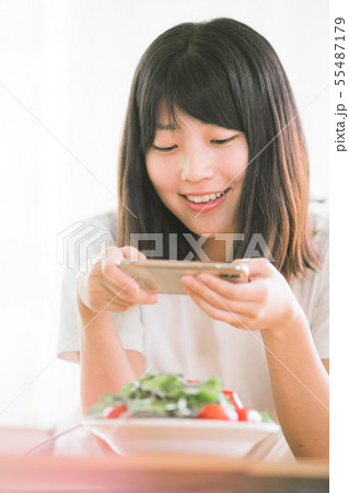 料理　女性　撮影 55487179