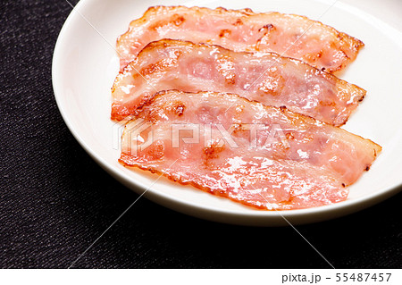 焼いたベーコン(スライス)。 焼いたベーコン(スライス)。 55487457