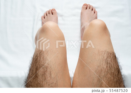 メンズ　脚脱毛　見えるところだけ処理している人のイメージ 55487520