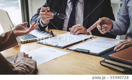 Business woman explaining about his profile to two 55490728