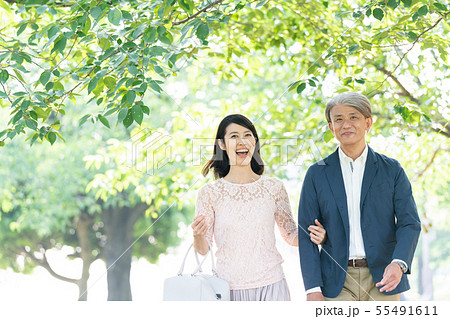 ミドル 夫婦 旅行 新緑 カップルイメージ 55491611