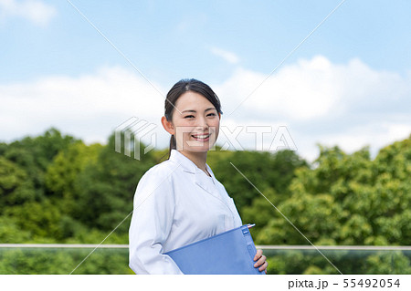 若い女性、空、白衣 55492054