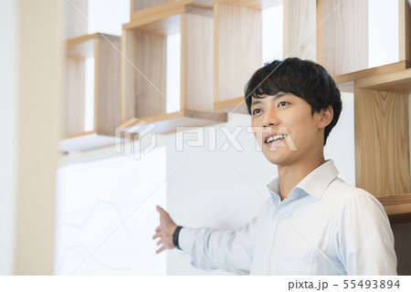 セミナー　ミーティング　若い男性 55493894