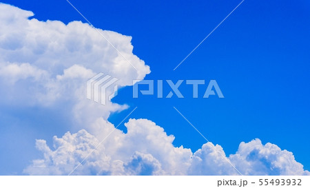 夏の清々しい青空 55493932