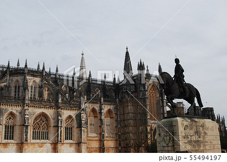 ポルトガル バターリャの修道院と英雄ヌーノ・アルヴァレス・ペレイラの騎馬像近景 ポルトガル バターリャの修道院と英雄ヌーノ・アルヴァレス・ペレイラの騎馬像近景 55494197