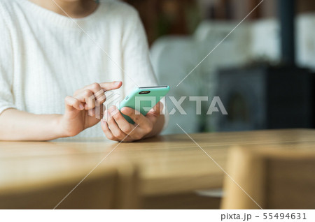 スマートフォンを操作する手元 スマートフォンを操作する手元 55494631